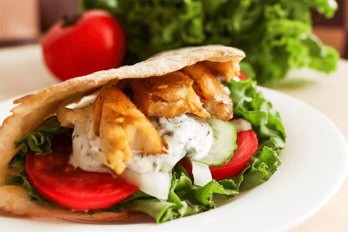 Pita con verduras e peituga de polo