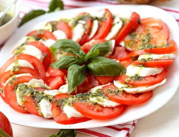 A caprese é un excelente aperitivo para quen siga unha dieta mediterránea.