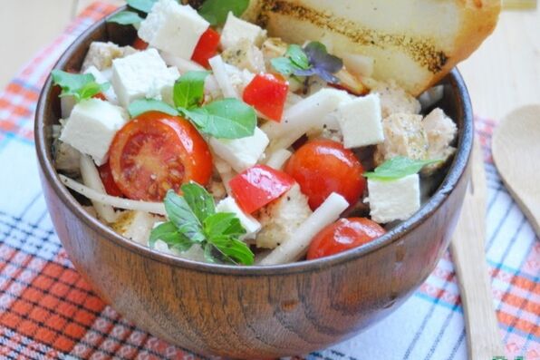 Ensalada de muesli con arroz basmati para quen queira perder peso cunha dieta mediterránea