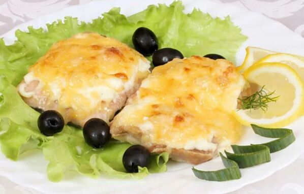 O peixe ao forno con queixo é un prato saboroso e saudable no menú da dieta mediterránea.