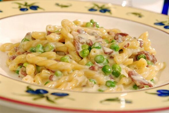 Seguindo a dieta mediterránea, pódese cociñar pasta salgada con chícharos