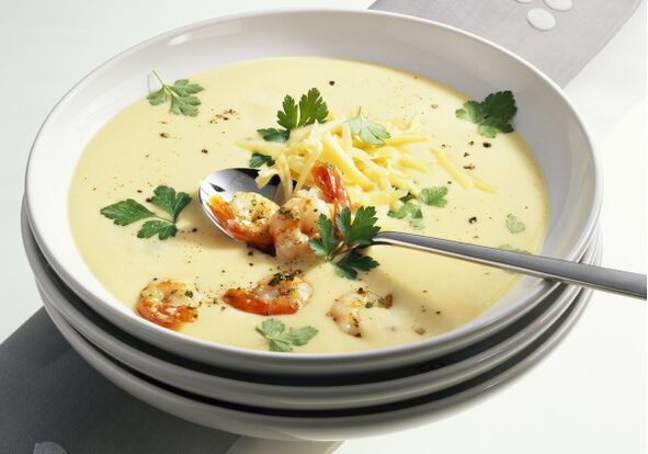 Un xantar de dieta mediterránea pode incluír queixo crema e sopa de marisco.