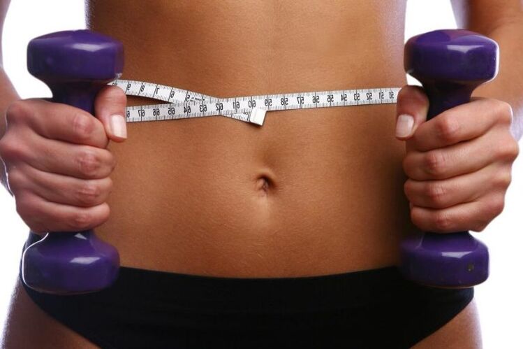 Fitness pesas en mans dunha rapaza fitige