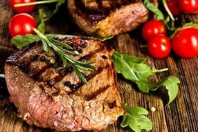 Filete con verduras e verduras para a dieta ceto